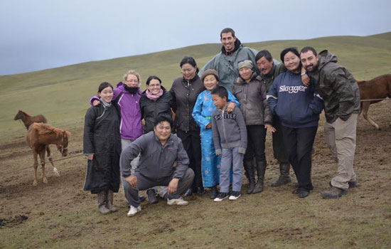 Une famille de Mongolie réserve un accueil chaleureux à nos aventuriers