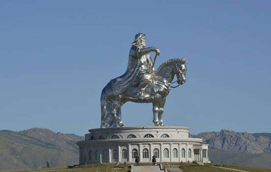 Nos aventuriers arrivent au pied de l'une des plus grandes statues du monde, dédiée à Gengis Khan