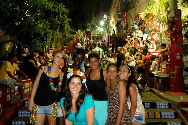 Lorsque Clarisse et Magali arrivent à Rio de Janeiro, le carnaval bat son plein
