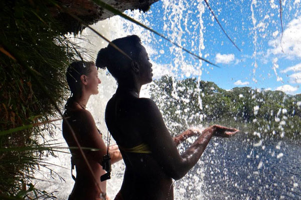 Loin du tumulte de la ville, Clarisse et Magali trouvent refuge sous de fantastiques chutes d'eau.