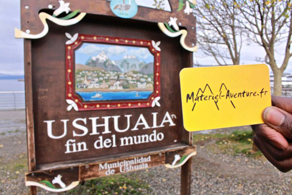 Clarisse et Magali pénètrent dans Ushuaïa, ville d'aventuriers à plus d'un titre