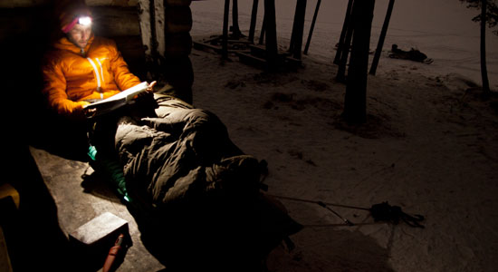 Au cours du tournage de 71 degrés solitude nord, Damien Artero improvise un bivouac en conditions extrêmes