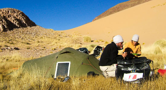 Entre 2 étapes en tandem, nos aventuriers installent leur bivouac pour la nuit et repartent dès le lendemain matin