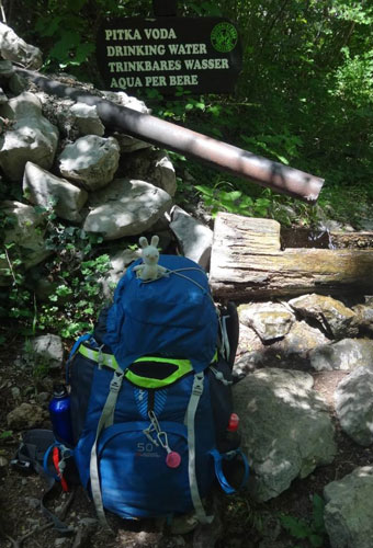 Rosanne tombe sur une des rares sources du Parc national de Paklenica