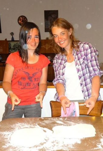 Nos aventurières Roro et Natt préparent de la pâte à pizza italienne