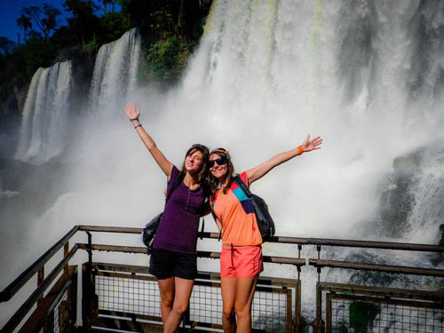 Comme le soulignent nos deux aventurières, la particularité des chutes d'Iguazu est de pouvoir être observées du côté Brésil ou du côté Argentine