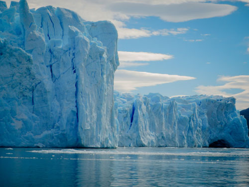 Nos aventurières Léa et Lili restent bouche bée devant les amoncellements de glaces et de glaciers d'El Calafate