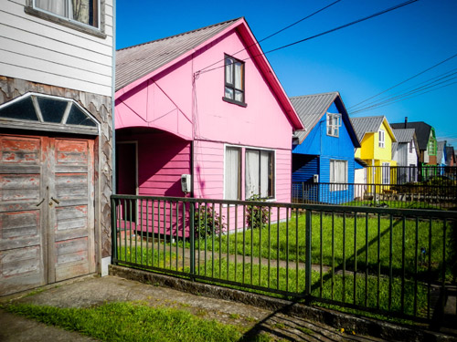 Léa et Lili de l'aventure Sauce America découvrent les maisons colorées de la région de Chiloé