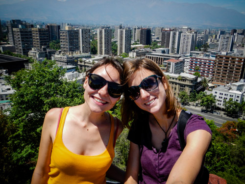 Léa et Lili pénètrent dans Santiago, capitale et ville la plus peuplée du territoire chilien