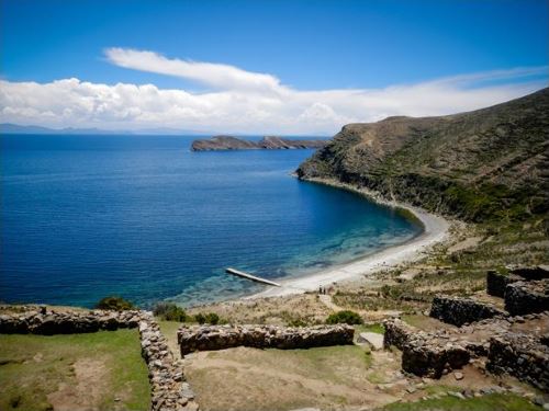 Nos aventurières sont nez à nez avec le plus haut lac navigable du globe : le lac Titicaca (3812 mètres d'altitude)