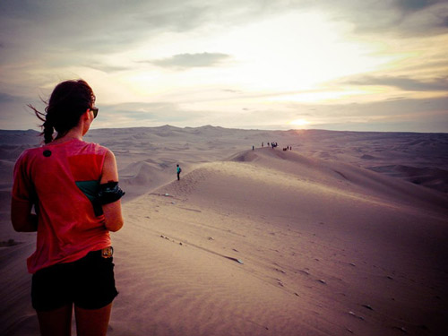 Léa et Lili se rendent dans le désert de Huacachina et découvrent un désert de sable à perte de vue