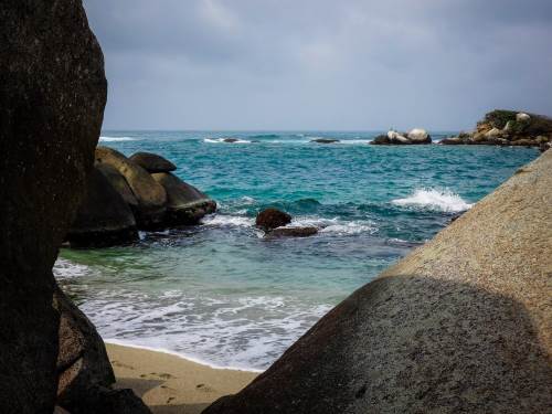 Vue du littoral colombien, la mer des Caraïbes se dévoile à nos aventurières Léa et Lili