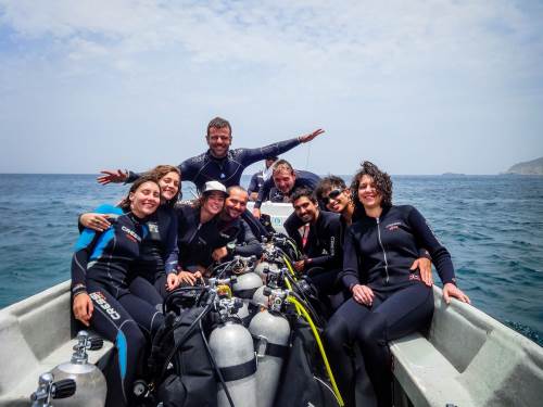 Nos aventurières sont sur le point de plonger au large de Tatanga, haut lieu de plongée : barrière de corail au programme