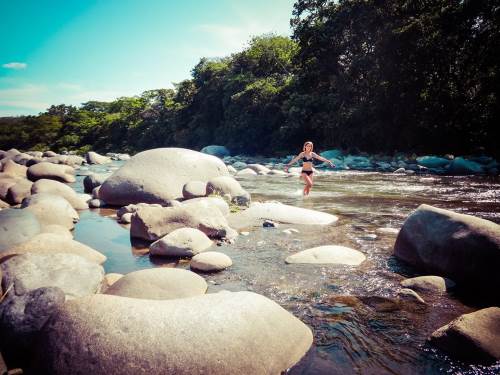 Léa et Lili goûtent aux rivières panaméennes où les sources d'eau chaude côtoient parfois l'eau fraîche d'amont