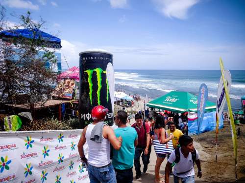 La plage nicaraguayenne de Popoyo réserve une surprise de taille à nos aventurières : les championnats internationaux de surf, les ISA World Surfing Games