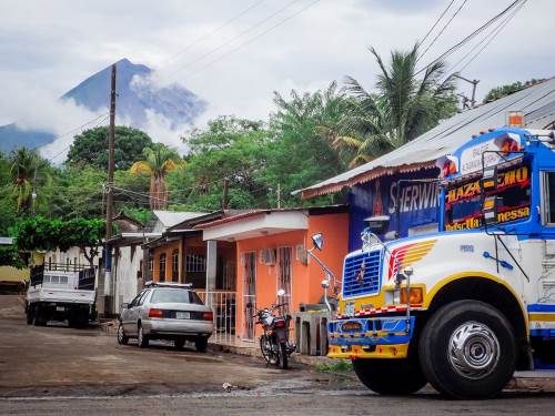 Léa et Lili découvrent l'île Ometepe et le grand lac Nicaragua, situés à l'extrême sud des terres nicaraguayennes