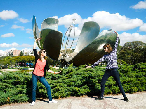 L'oeuvre intitulée La Fleur Solaire est l'un des symboles forts de la ville de Buenos Aires, au Brésil