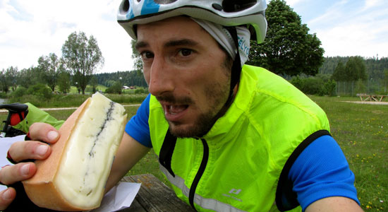Notre aventurier Olivier Godin goûte au célèbre fromage de Morbier
