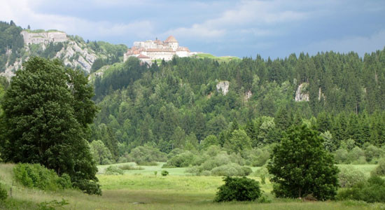 Notre aventurier aperçoit au loin le célèbre château de Joux