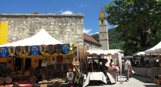 Au coeur de la cité de Colmars-les-Alpes, notre aventurier marque une petite pause le temps d'une collation bien méritée