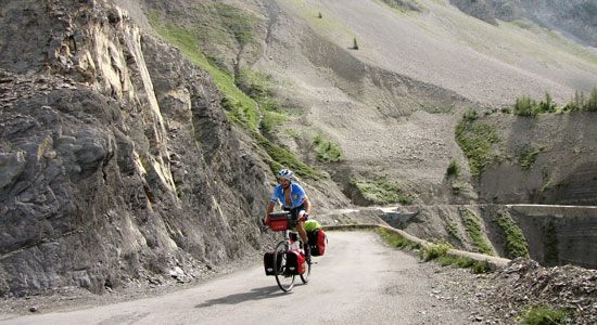 Olivier Godin, son vélo et son matériel font route vers les Alpes-Maritimes