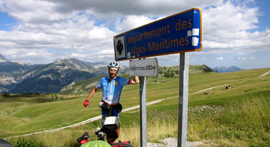 Notre aventurier arrive à la limite entre le département des Alpes de Haute Provence et le département des Alpes-Maritimes