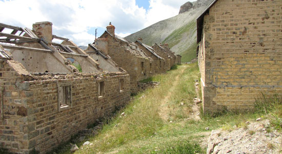 Olivier Godin arrive dans un village en ruine non loin de la frontière entre France et Italie