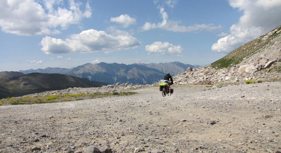 Notre aventurier longe la frontière italienne en empruntant un chemin de traverse difficile et caillouteux