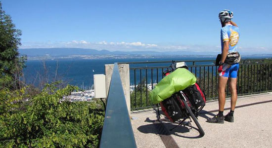 Au lendemain d'une soirée raclette et d'une nuit à Montriond, notre aventurier gagne les rives du lac Léman