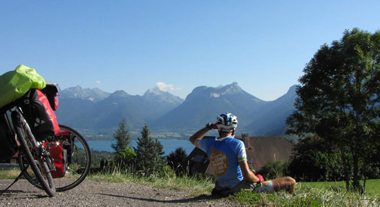 Après le lac Léman, c'est au tour du lac d'Annecy d'offrir à notre aventurier ses somptueux paysages