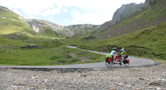 Toujours en tandem, toujours chargés de leur matériel de randonnée et bivouac, Adeline et Olivier Godin affrontent désormais le Tourmalet, col mythique des Pyrénées