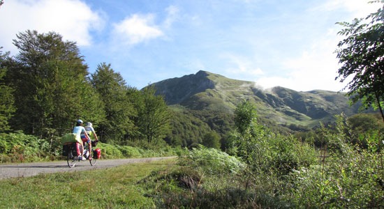 Arrivés en plein coeur des Pyrénées, Adeline et Olivier Godin enchaînent paysages forestiers, pâturages et paysages minéraux