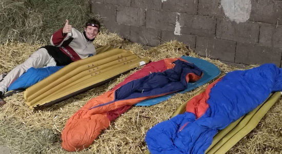 Parfois, nous dormons en tente de camping et parfois, dans une grange !