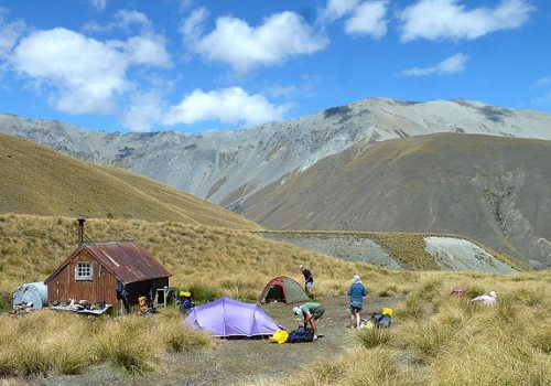 Longues journées de randonnée et nuits de bivouac le long du trek Te Araroa attendent nos aventuriers.